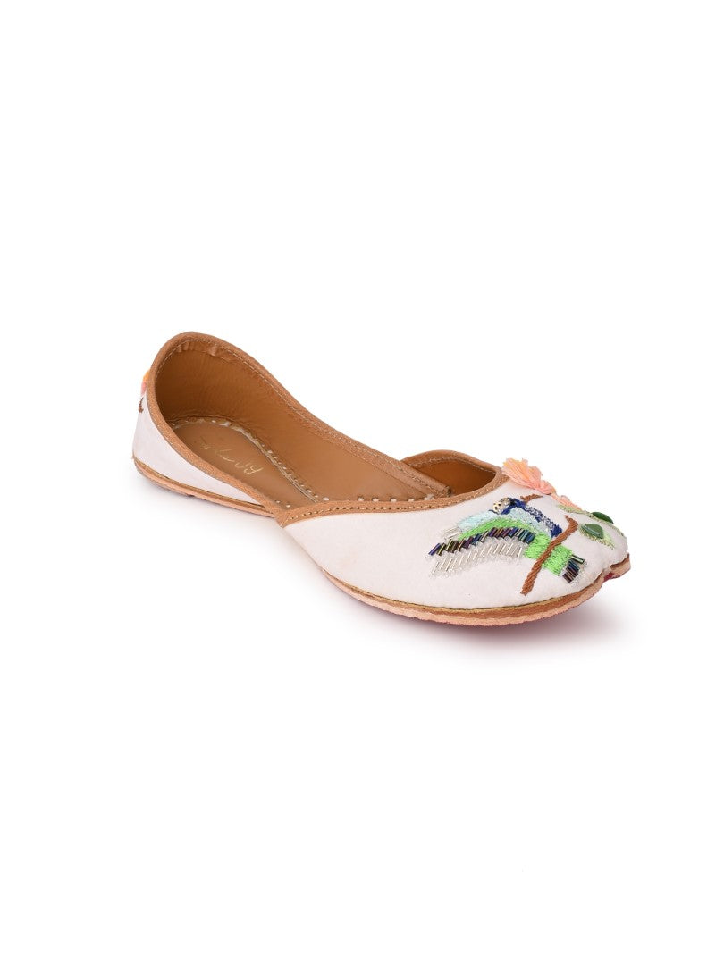 Hand embroidered lilac jutti
