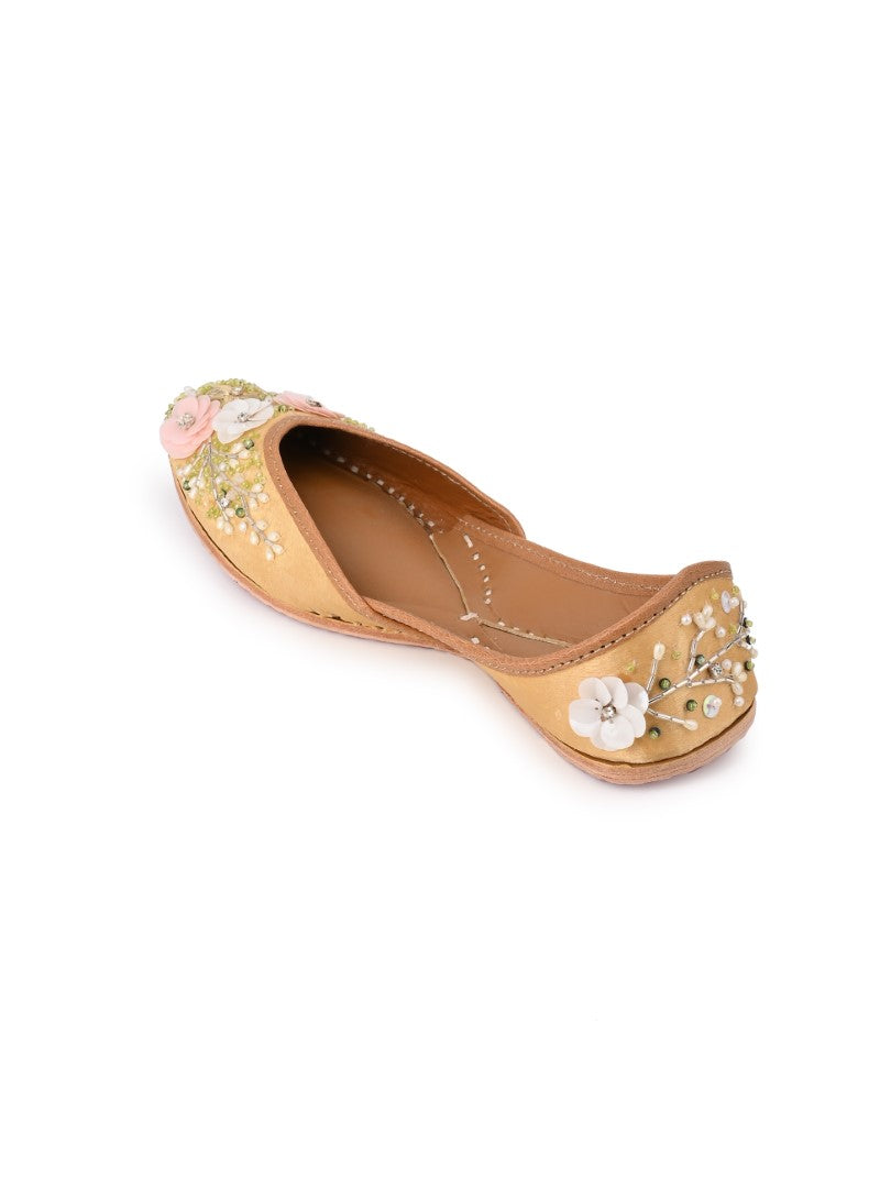 Hand embroidered Green-gold jutti