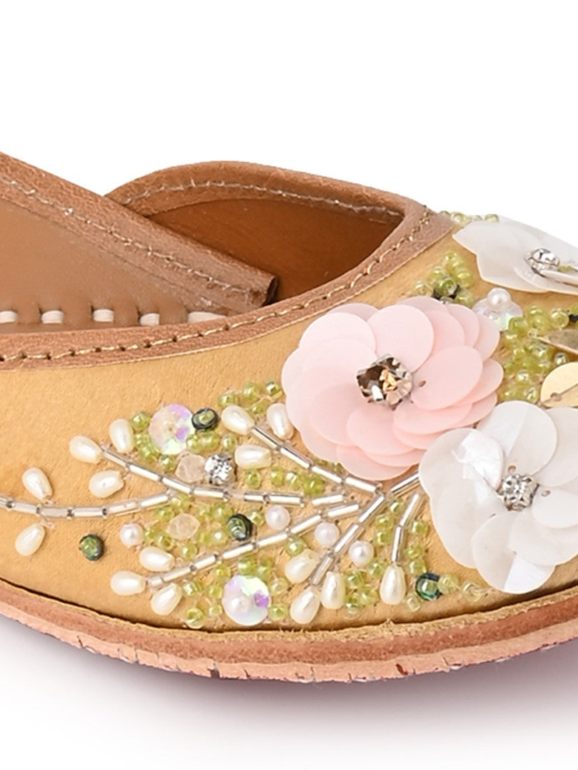 Hand embroidered Green-gold jutti